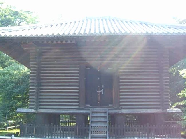 宝蔵。すぐ隣には同じような「経蔵」が並んでいます。<br />奈良時代の高床式、校倉造の貴重な構造だそうでこれも国宝。