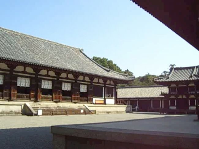 左手に見える長い建物は講堂