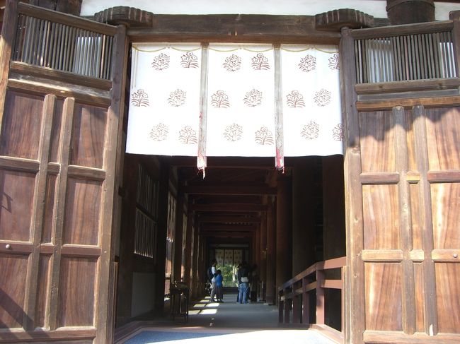 中には弥勒如来坐像等が展示されています。<br />ここの斗帳にはリス（？）がいない！！