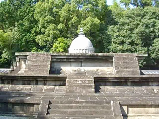 戒壇<br />僧となる為の授戒が行われる場所。