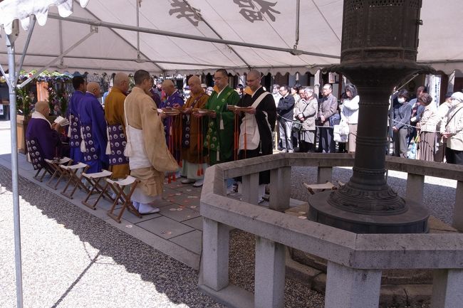 興福寺の花祭り（仏生会）は南円堂の前庭で行われていました。<br />ただいま法要の真っ最中。色とりどりの法衣をまとったお坊さんたちが声を合わせて読経されています。