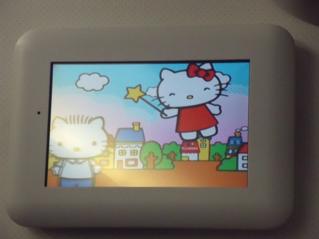 座席の前の画面でもキティーちゃんがお出迎えです。