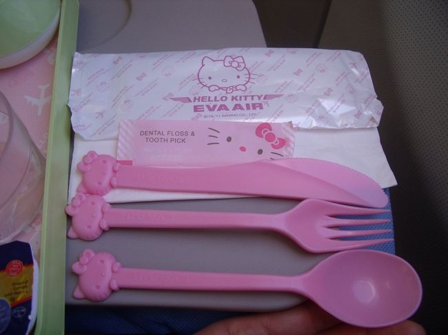 見て下さい。スプーンフォークまでキティーちゃん。元々キティーちゃんはそれほど好きではなかった私もここまで徹底されるとうれしくなっちゃいます。