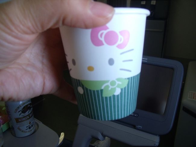 紙コップはCAさんの格好をしたキティーちゃん。