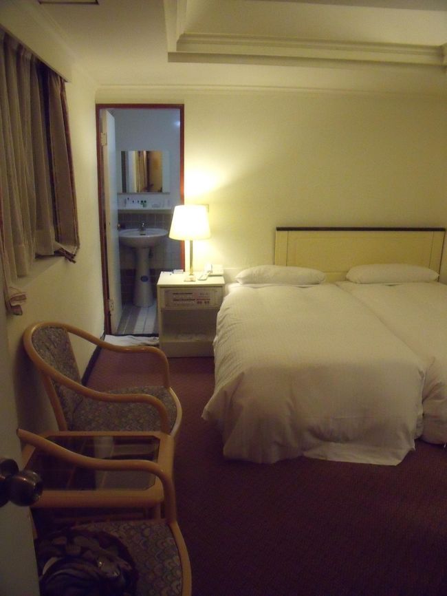 さて、ちょっと気になる今回の激安ツアーの宿泊はパラダイスホテル。行く前に口コミを見て覚悟はしていたけれど。。。バスタブなし窓の外は壁。。。寝に帰るだけのところだな。施設はイマイチだけど、ホテルのスタッフは感じのいい人ばかりでした。