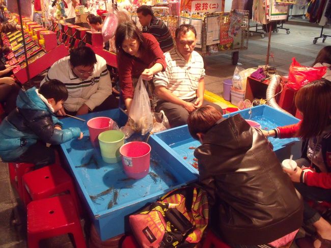 金魚すくいならぬ海老釣りをしていました。釣った海老はお持ち帰りかと思ったらその場で焼いて食べさせてくれます。