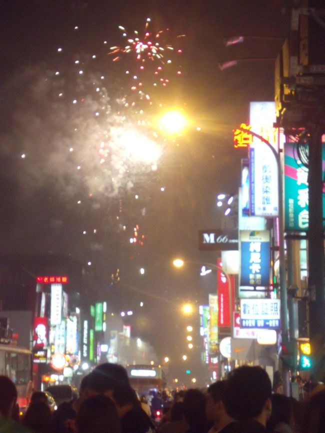まだ時間が早いので士林夜市へはしごしてみました。行ってみたら、旧正月だからか地元の人が道路で花火や爆竹で盛り上がっていました。