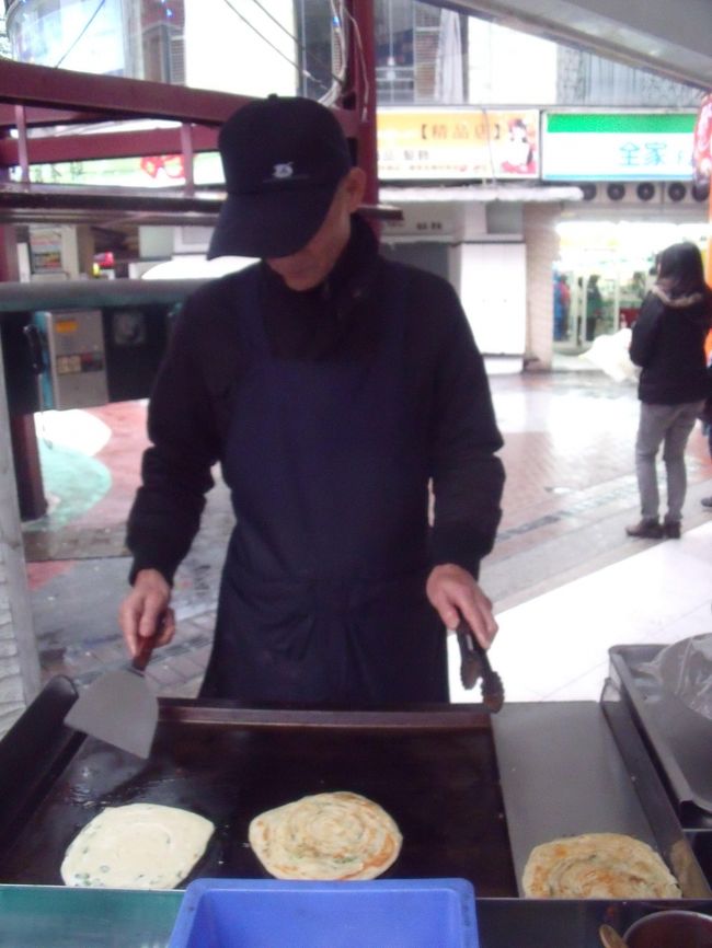 マックの朝食後、おじさんが屋台で美味しそうなものを焼いていたので購入。お好み焼きみたいなものでした。