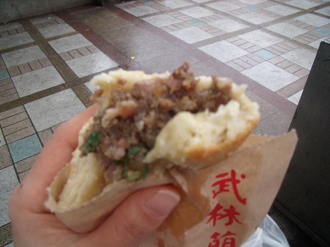 それから、口コミで好評だった龍山寺近くの胡椒餅屋さんへ。タイミングが良かったのか、すぐに買えました。美味しい〜。