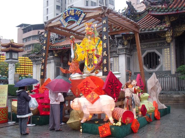 ちょうど台北市内で提灯祭りをやっている時期で、龍山寺でも色々は提灯が飾られていました。