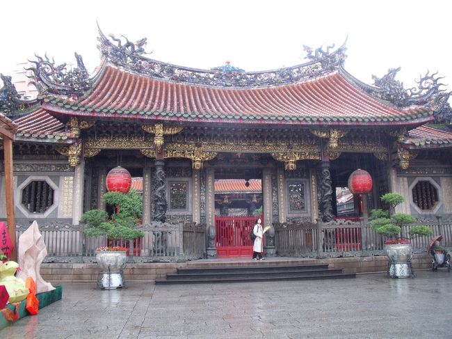 今日は一度台北を訪れたことのある私がガイド！？になり、台北市内観光へ。まずは龍山寺へ。