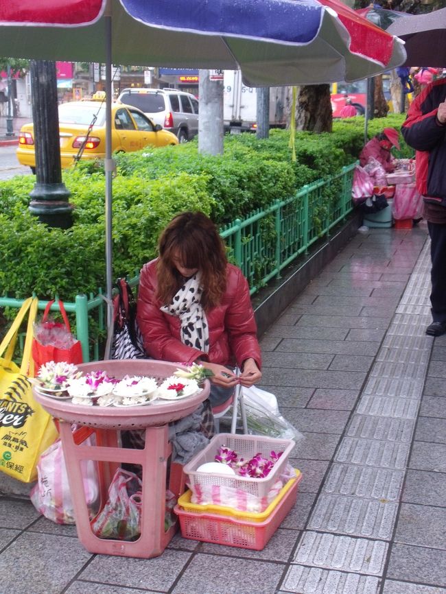 お供え物のお花を売っています。