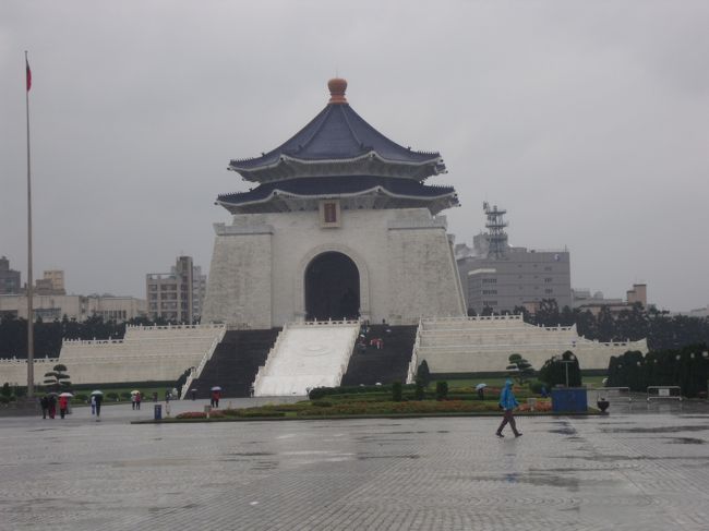 建物目指して雨の中ですが、歩きます。到着した日は暖かかったのに、今日は寒いな。。。