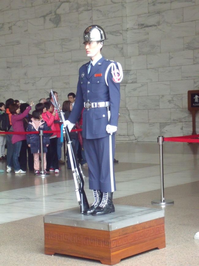 ここへ来た第一の目的はこの方々。衛兵さんの交代があるのです。