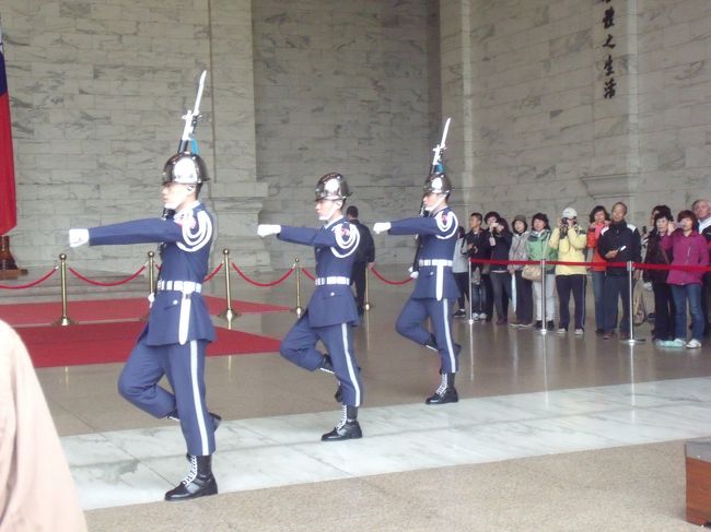 かっこいい〜。この方々陸海空軍のエリートさんだそうです。イケメン揃いですよ。でも、交代が終わった後、1時間人形のように立っていなくてはならないのは大変ですね。