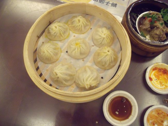 そしてお待ちかねのショウロンポー。アツアツうまうま〜。