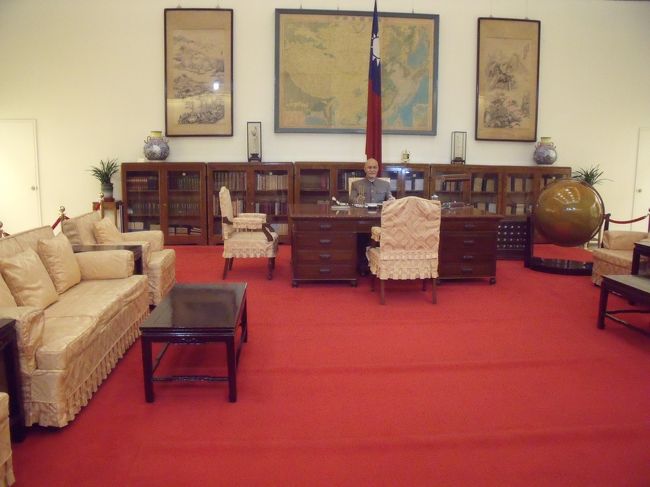 衛兵の交代のあった建物の下裏側から入るとちょっとした蒋介石さんの博物館になっています。入場無料。