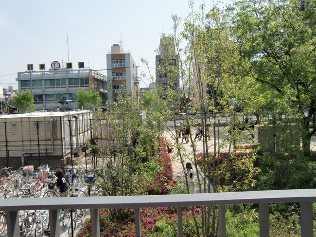 順路に従って前へ進み、少し外の景色を見ることができるところに<br /><br />出てみました。<br /><br />こんな街並みの中に水族館があるなんて・・・<br /><br />やっぱり<br /><br />不思議です。<br />