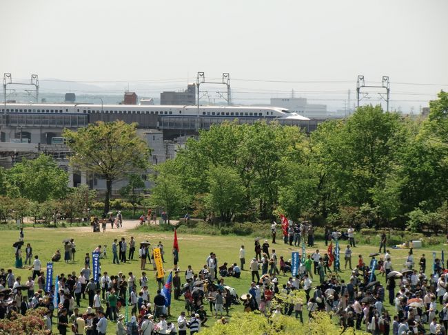 イルカのショーのステージから少し目線をあげてみると・<br /><br />こんな景色・・緑いっぱいの広場に新幹線・・<br /><br />うーーーーん<br /><br />やっぱりこんな場所に水族館があるなんて・・<br /><br />不思議です。<br />