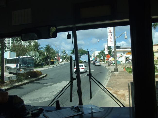 バスに乗り、グアム・プレミア・アウトレットに行きました。<br /><br />運転手のお兄さんに話しかけられたけど、英語がわからずあまり会話ができませんでした(−。−；)<br />英語覚えたいな〜…