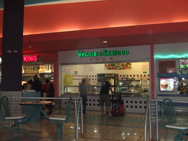 お昼は店内のフードコートで食べました。<br /><br />その後たくさんショッピングをしました。