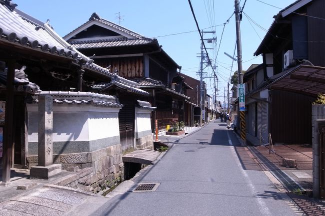 今日のメインの目的地、大和郡山にやってきました。<br />近鉄大和郡山駅の西側には、桜の名所として知られる郡山城があって、電車を降りた大勢の人々は、押しくらまんじゅう状態でお城の方に向かっています。<br />そんな中、私の今日の目的地は稗田環濠集落。どうやら渋すぎる選択だったようで、駅の案内地図にも載ってません…。<br />特設の観光案内所で尋ねて、ようやく場所がわかりました。ここから結構歩かなくてはならないようです。最寄り駅はJR郡山駅の方でした。あちゃー。<br /><br />しかし、めげずに歩きスタート！まずはJR郡山駅を目指します。