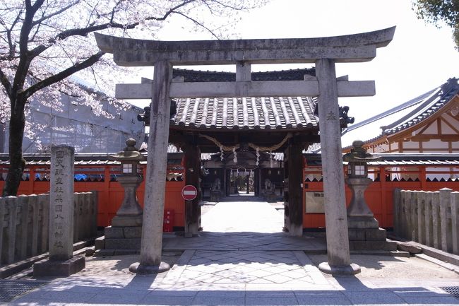 途中、薬園八幡神社という神社がありました。<br />こちら、以前何人かのトラベラーさんが紹介されていて、面白そうなところだと思っていたところです。<br />もちろん、早速入ってみました。