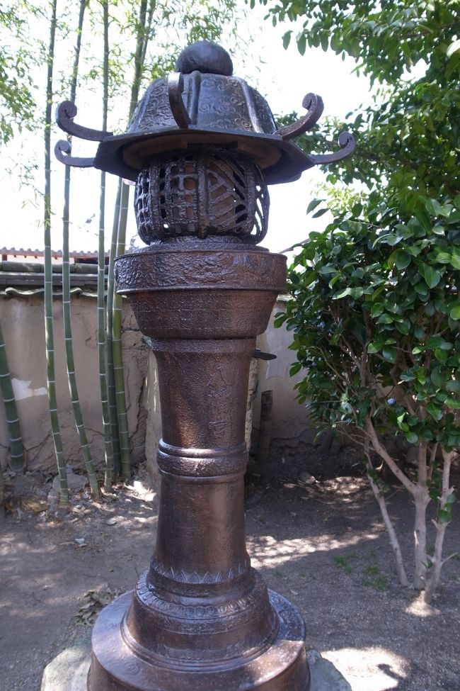 こちらは神社の境内にあった鉄の燈籠。こういう金属製の燈籠はすごくめずらしいのだそうです。<br /><br />また、神社の敷地内には薬園寺というお寺もあるのですが、現在改修工事中とのことで拝観は叶いませんでした。お寺の方も面白いとのウワサなので、ここはそのうちまた行くとしましょう。