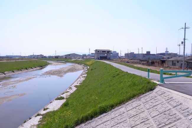 近鉄の駅からJRの郡山駅まで約１５分。ここから稗田環濠集落まではさらに２０分程度歩かなくてはならないようです。<br />何にもない車道沿いを、ひたすら南（たぶん）に向かっててくてく歩きました。この道でいいのかどうかも定かではありませんが、まあいいや（いいのか？）。環濠集落の一角には、売太神社（めたじんじゃ）があるはずなので、鎮守の森っぽいところをさがして歩きました。<br /><br />写真は橋を渡ったときに見つけた水門らしき建物です。拡大しないとよくわかりませんが、郡山城にちなんだものか、櫓っぽいデザインになっていました。