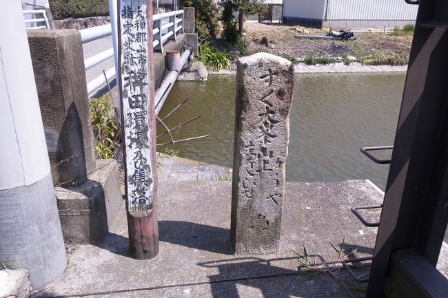 何となく歩くこと２０分、「稗田環濠及び集落」と書かれた立て札を見つけてホッ。無事にたどり着けたようです。<br /><br />立て札の横にある石柱は、奈良ではよく見かける古い道標ですが、「すぐ大峯山上」って書いてあるのが何か気になる〜。“すぐ”ってことはないですよねえ。真っ直ぐの“すぐ”？ま、どうでもいいことですが。