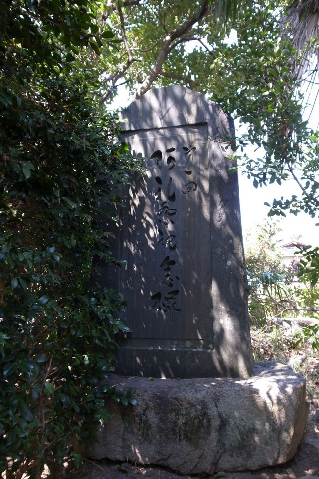 売太神社の境内は、ほどよい広さですっきりした感じでした。<br /><br />石碑類がいくつか建てられていました。写真は第一回阿礼祭記念碑。<br />古事記の一節が刻まれたようなものはないかなあと思いましたが、残念ながら見つけることができませんでした。<br /><br />