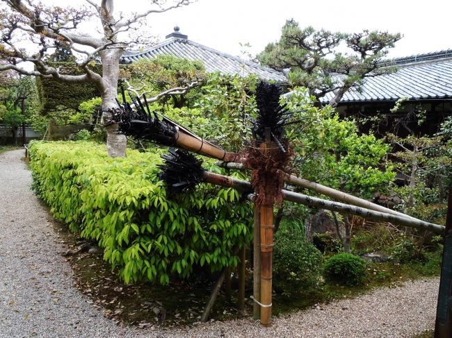 二月堂向かいの寺社。中にお水とりの松明の跡があった。