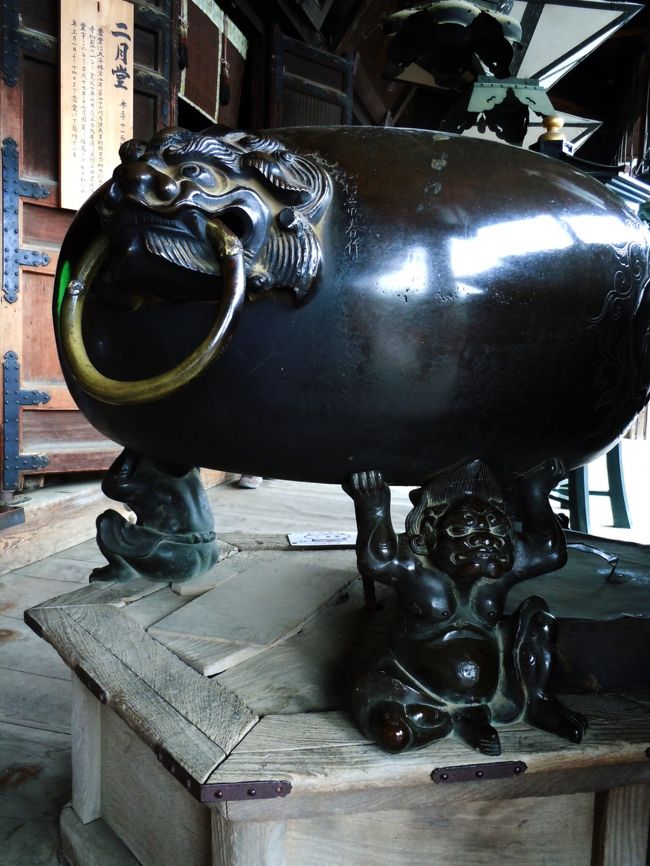 二月堂の線香台を支えている。つらそう。