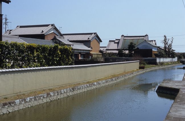 環濠は、東西・南北にそれぞれ２６０ｍの規模だそうです。濠の幅は、最も広いところで１０ｍもあるのだとか。