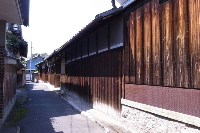 環濠集落の中を歩いてみました。<br />奈良はどこもそうですが、古い街並みが本当によく残っていて、普通に人々が生活しています。