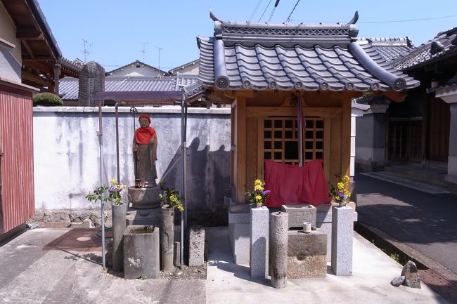 町角のお地蔵さん。