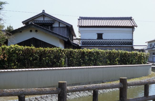 濠の内部には、住宅が密集して建てられています。漆喰の白壁が美しいです。<br /><br />時間がなくなってきたので、またてくてく歩いてJRの駅まで戻り、大和路快速に乗って奈良市内に戻りました。