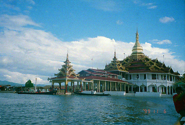 ガーペー僧院<br /><br />寺院も水上