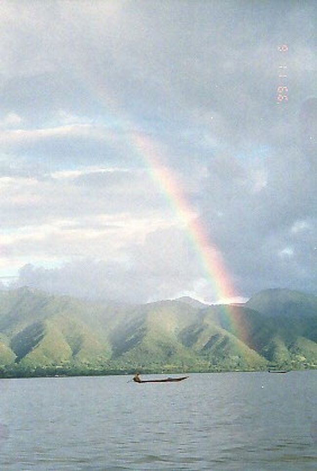 舟からはインレー湖の周辺の景色が３６０度見渡せました。<br /><br />　インレー湖は晴れています<br />　<br />　遠くの山には夕立<br /><br />　そして虹 .｡*ﾟ+.*.｡<br /><br />　