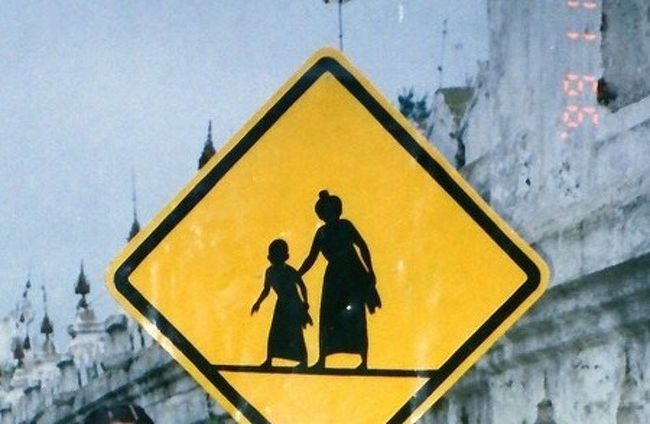 交通標識もロンジー姿