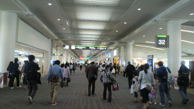 那覇に到着するとレンタカー会社のお迎えが来ていました。マイクロバスに乗って数分、スカイレンタカーに到着。車種はマーチでした。なかなか乗り心地も良かったです。