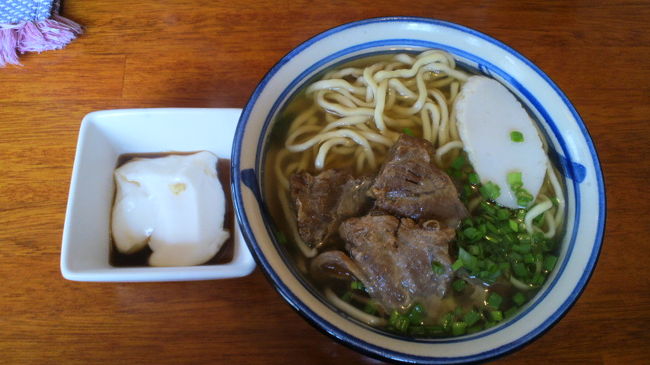 レンタカーショップのすぐ裏にある沖縄そばのお店。ジーマミ豆腐は美味しくって、大好きになりました。