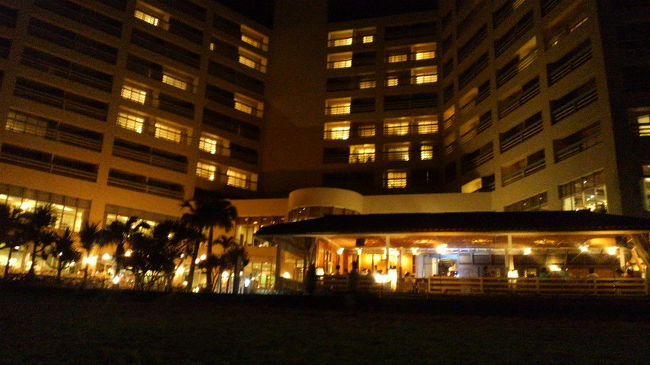 一日目のホテルはリザンシーパークホテル谷茶ベイ。オーシャンビュウでホテルのすぐ下が海で絶景でした。