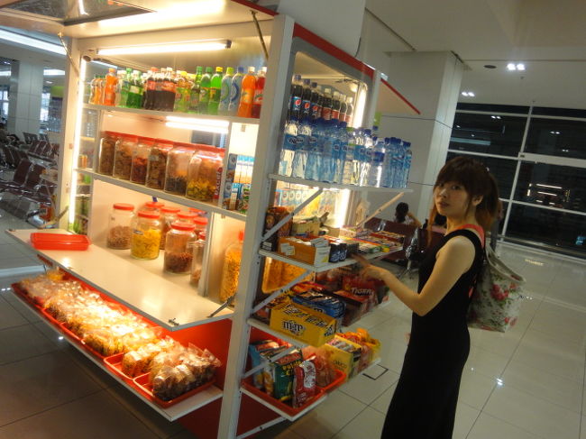 バスに乗る前にお菓子を調達！