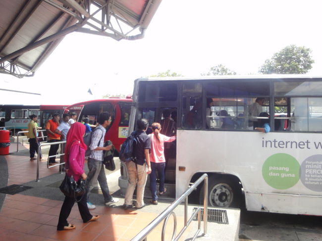 ここから市の中心部までは市バスで行きます。<br />17番のバスに乗ります。（１RM）<br /><br />オランダ広場が見えてくるので、そこで下車すれば良いです。