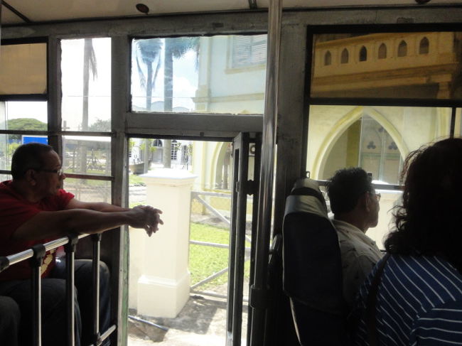 バスのドア、開けっ放し。