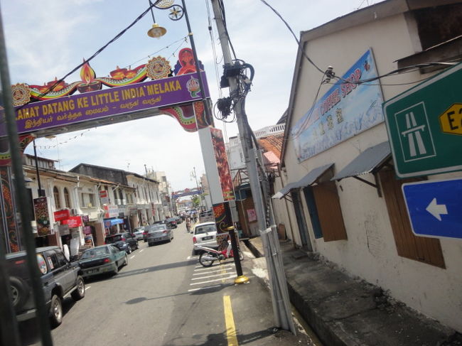 バスに乗りながらマラッカ市内が観光出来ます。<br /><br />中国語の漢字が多かったなぁ。