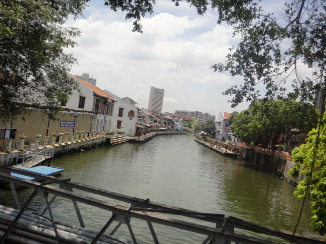 川が流れているのがとっても良い雰囲気ですね〜