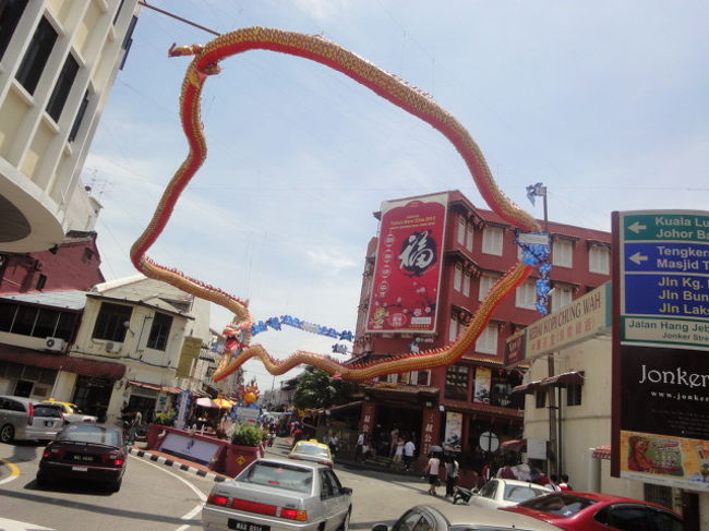 チャイナタウンの入口。<br /><br />龍が踊っています