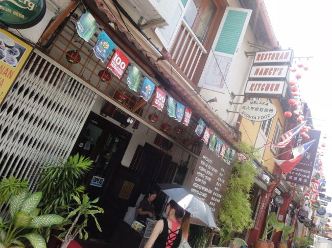 またまたガイドブックに載っている店「ナンシーズキッチン」<br /><br />ニョニャ料理のお店です。<br /><br />ここでお昼ごはんを頂きます！